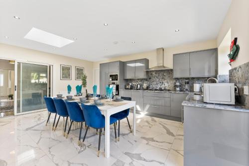 Sudbury House | Stunning 6 bedroom in Wembley - Parking