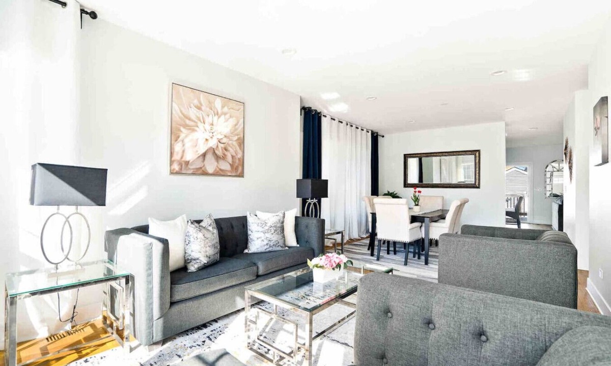 Albany Park House | Stunning 6 BR Home * Chicago * Centrally Located