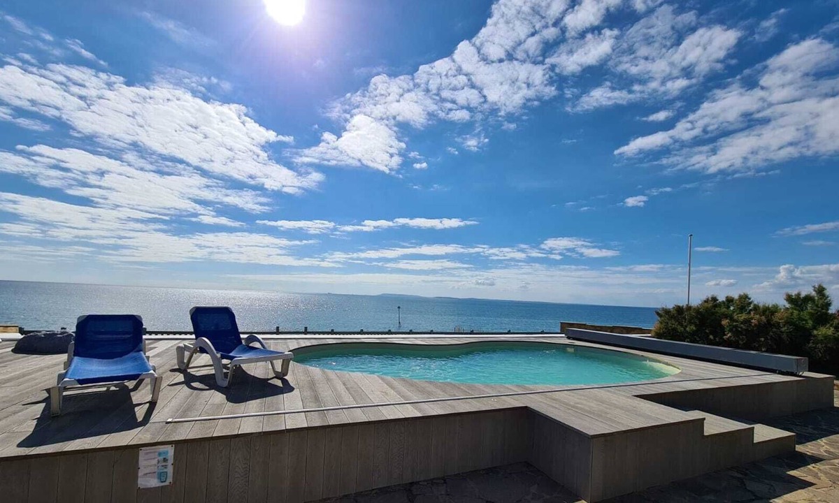 Selsey House | Stunning 7 bed on Beach Pool Spa Aga Fire Games room & Exciting update for 2026