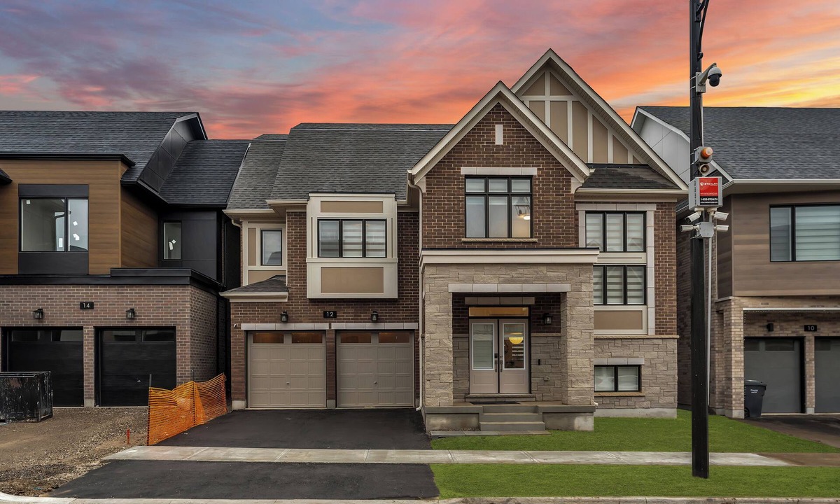 Norval House | Stunning 7BR Luxe ~3 Lounges ~Pool Table ~Sleep 14