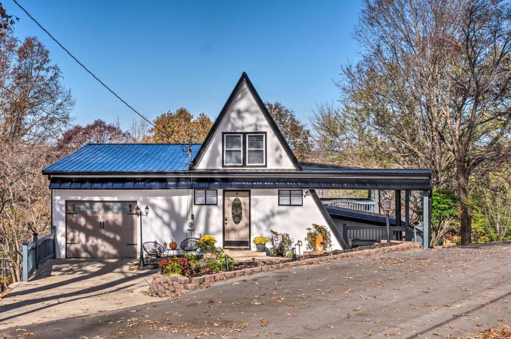Etoile House | Stunning A-Frame Retreat with Spacious Deck!