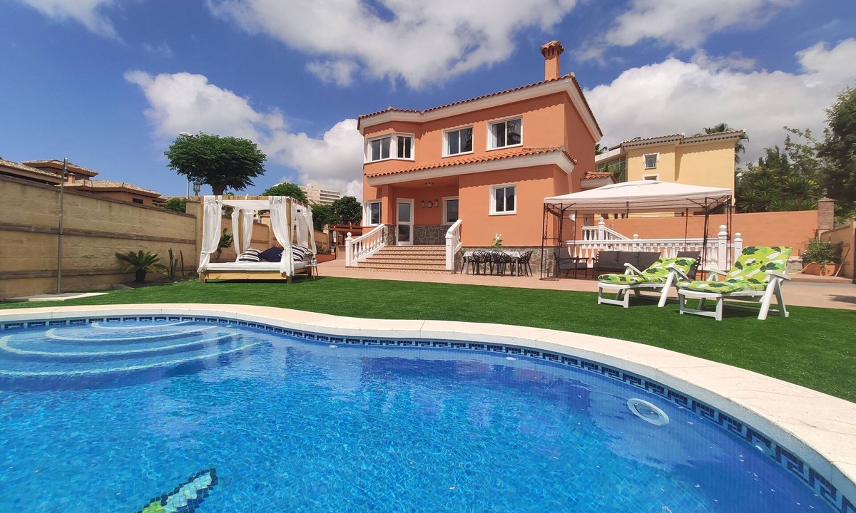 Torrequebrada Villa | Stunning all year-round beach house (5 min to beach)
