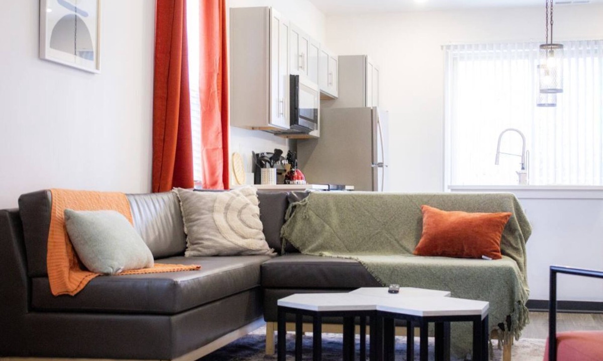 Bloomington House | Stunning and Modern 4-BR House with On-Site Pool