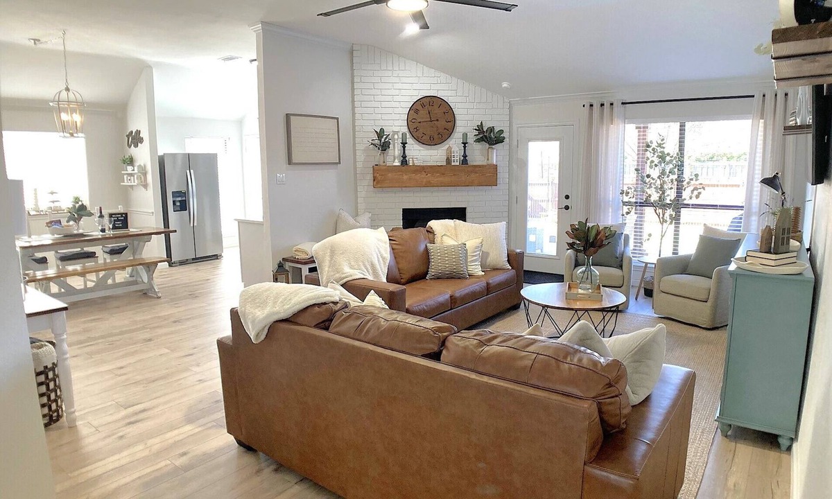 Allen House | Stunning and Stylish Family Retreat w/Hot Tub, Fire Pit, Kids Room + Game Room