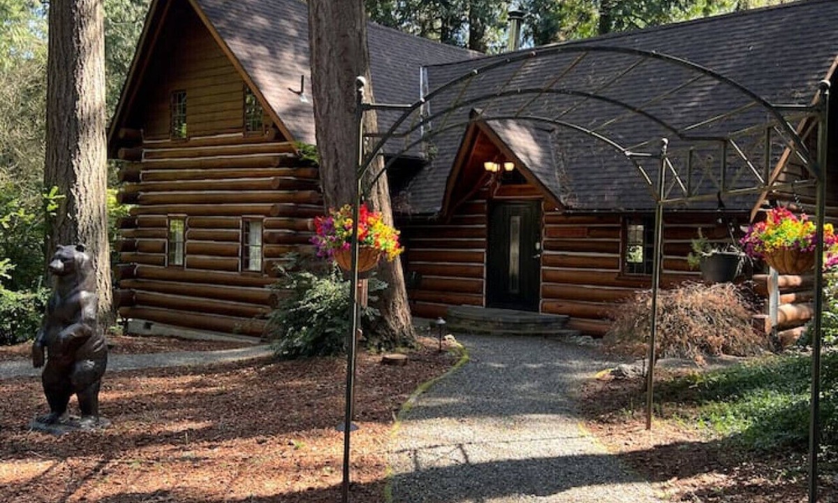 Rollingbay House | Stunning and secluded Sunrise Cabin is so peaceful