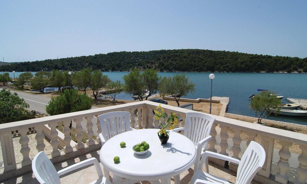 Jadrtovac Apartment | Stunning apartment in Jadrtovac