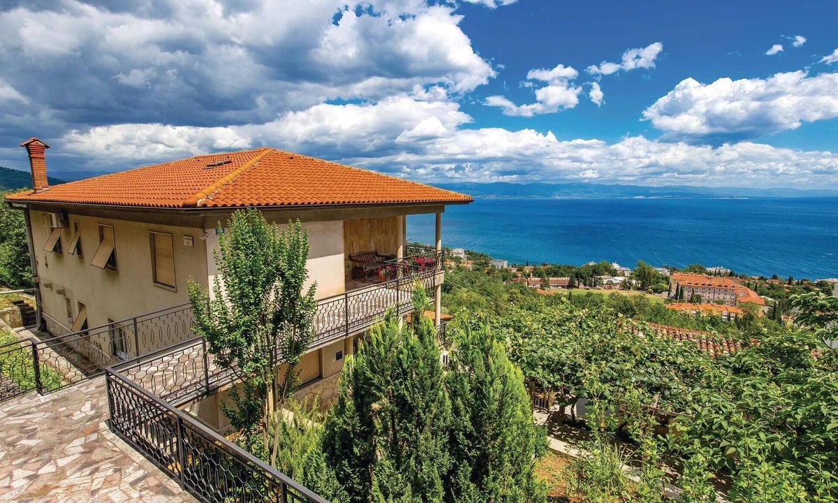 Lovran Apartment | Stunning apartment in Lovran with house sea view
