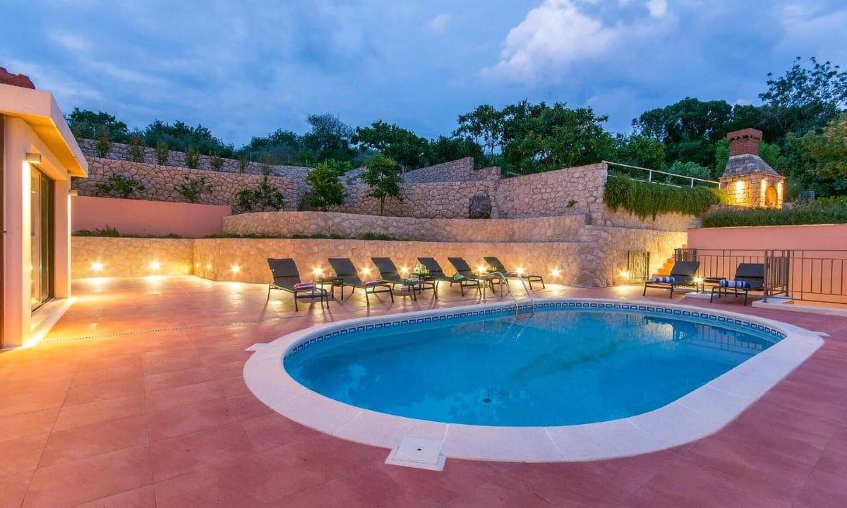 Molunat Apartment | Stunning apartment in Molunat with WiFi
