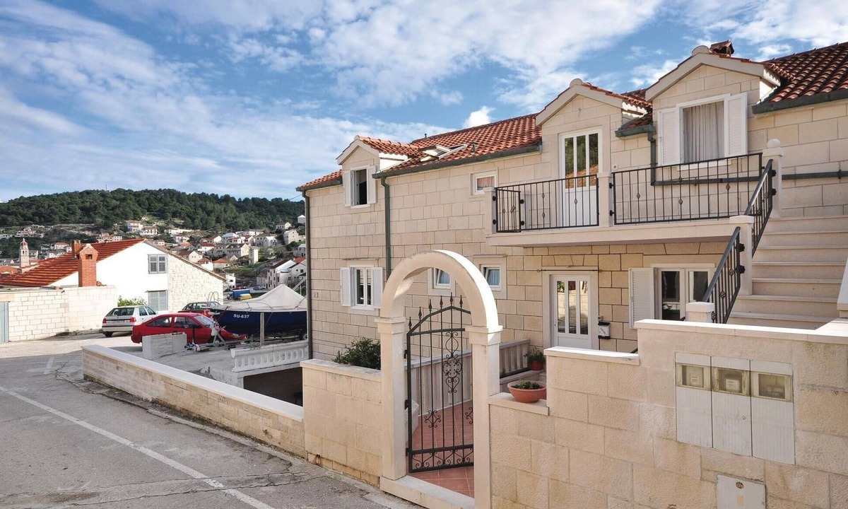 Pucisca Apartment | Stunning apartment in Pucisca with WiFi