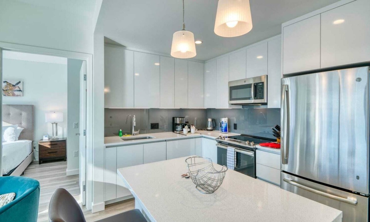 West End Apartment | Stunning Apt with City Views