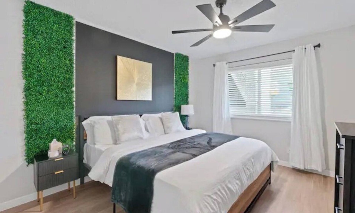 West Campus Apartment | Stunning Area! King Suite, Balcony & Free Parking– Next to UT
