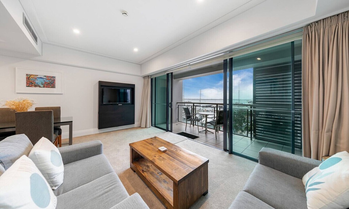 Auckland Central Business District Apartment | Stunning Auckland Harbour Views