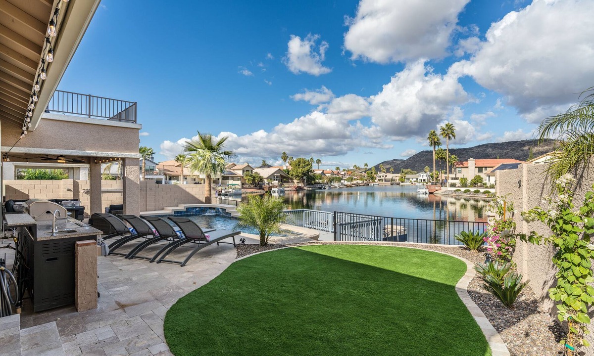 Mohawk HOA House | Stunning AZ Home On Lake!