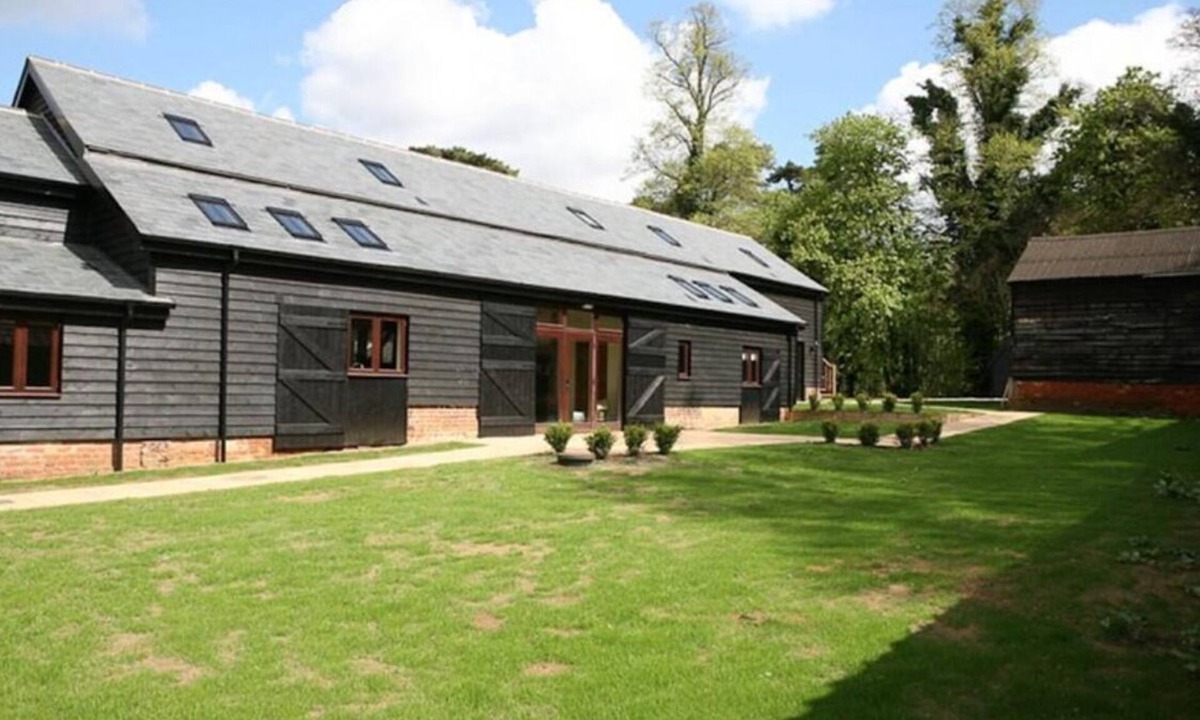 Sutton House | Stunning barn conversion sleeping 10 - Pet friendly!