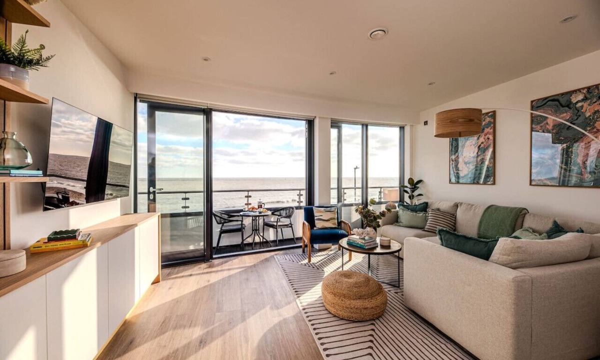 Ramsgate Apartment | Stunning Beach Front Apartment with secure Parking