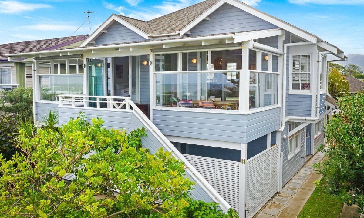 Werri Beach House | Stunning beach views, steps to the sand