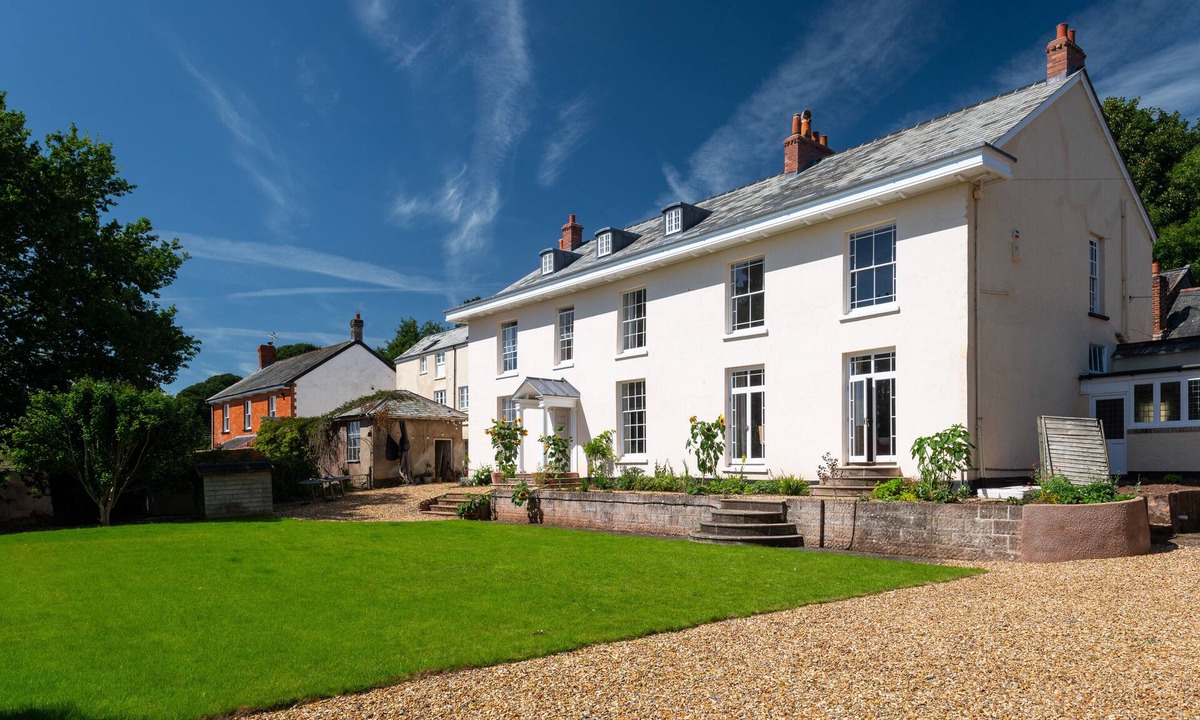 Bradninch House | Stunning Big House sleeps 16 Devon dog friendly, Devonn
