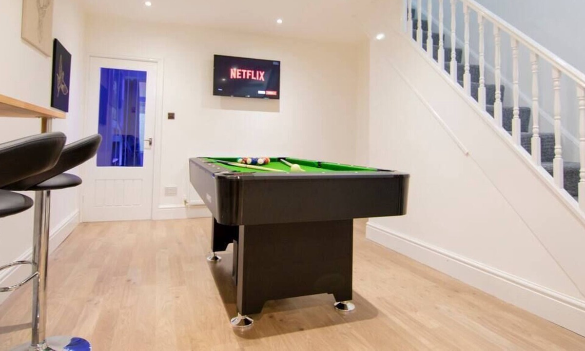 Bolton Apartment | Stunning Bolton Abode - Pool Table