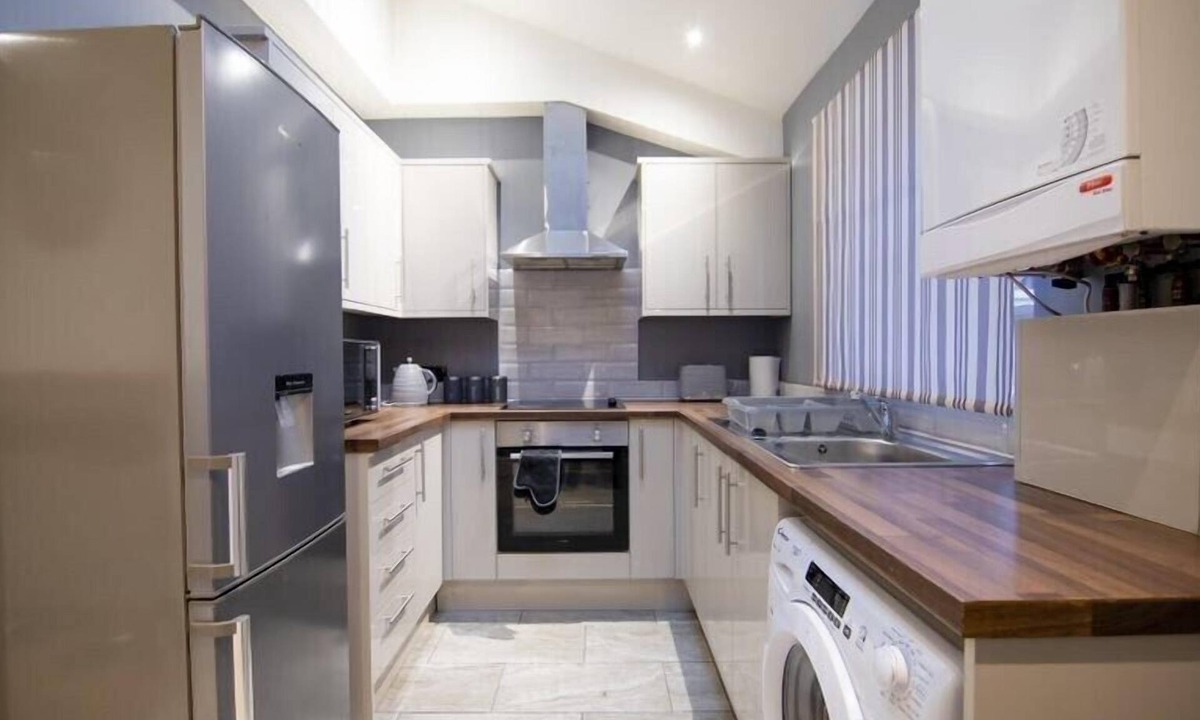 Bolton House | Stunning Bolton abode– Pool table – Parking