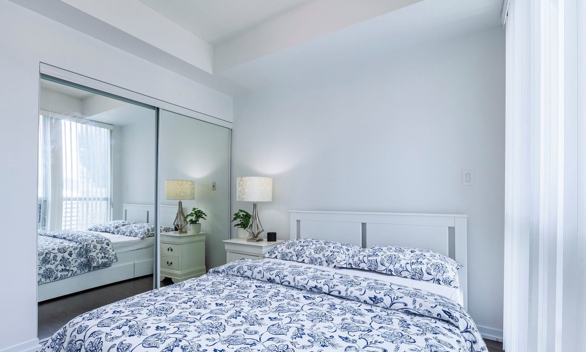 Central Waterfront Condo | Stunning Bright Condo - MTCC/Jays/CN Tower
