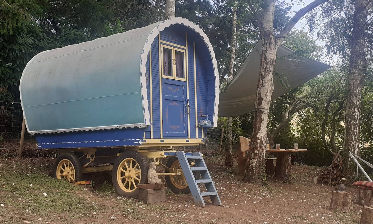 Belle-Isle-en-Terre Cabin | Stunning countryside bow top wagon