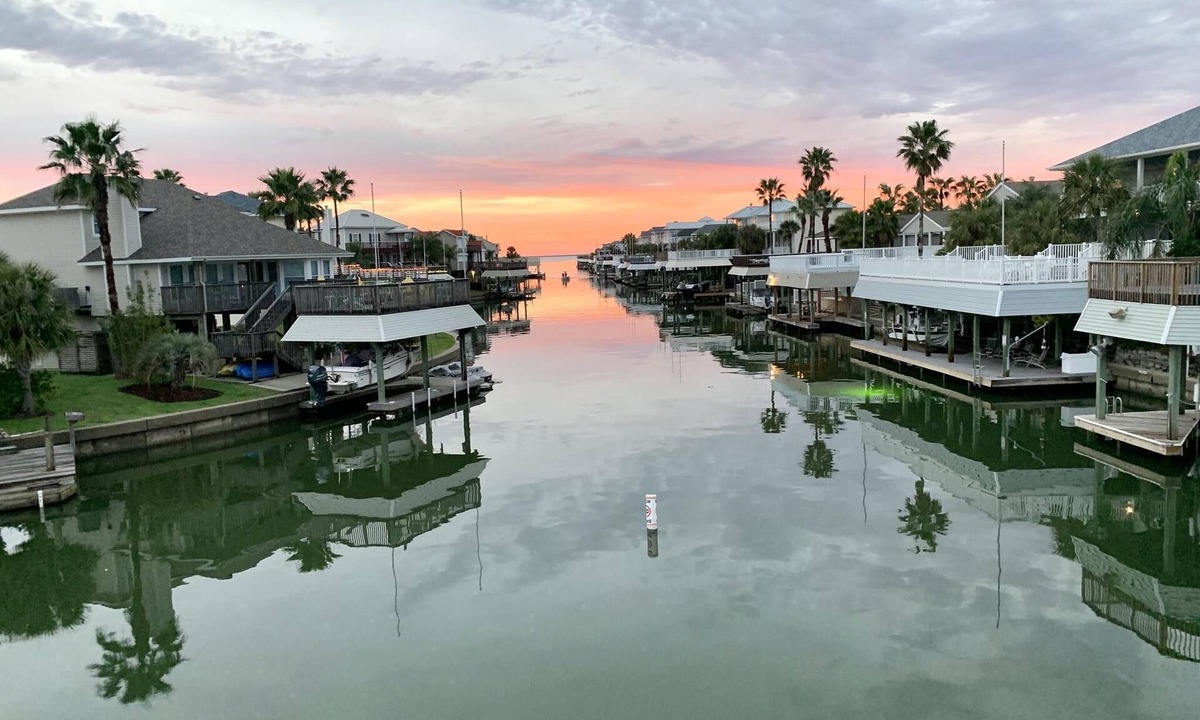 Isla Del Sol House | Stunning Canal-Front Home, Fishing, Kayak, Paddle Boards, Family Fun, Spacious!