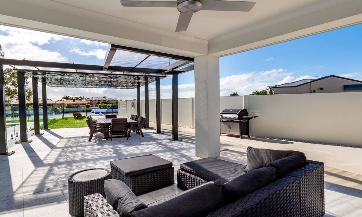 Bongaree House | STUNNING CANAL HOME, TOP NOTCH