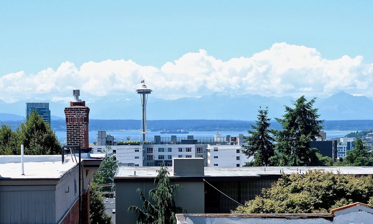 Broadway Apartment | Stunning Capitol Hill View Apartment