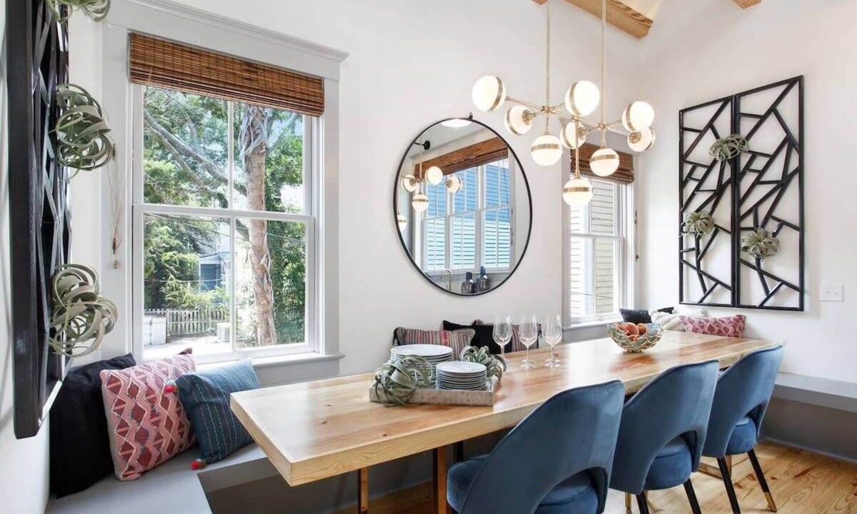 Dixon Park House | Stunning Carriage House | Heated Pool