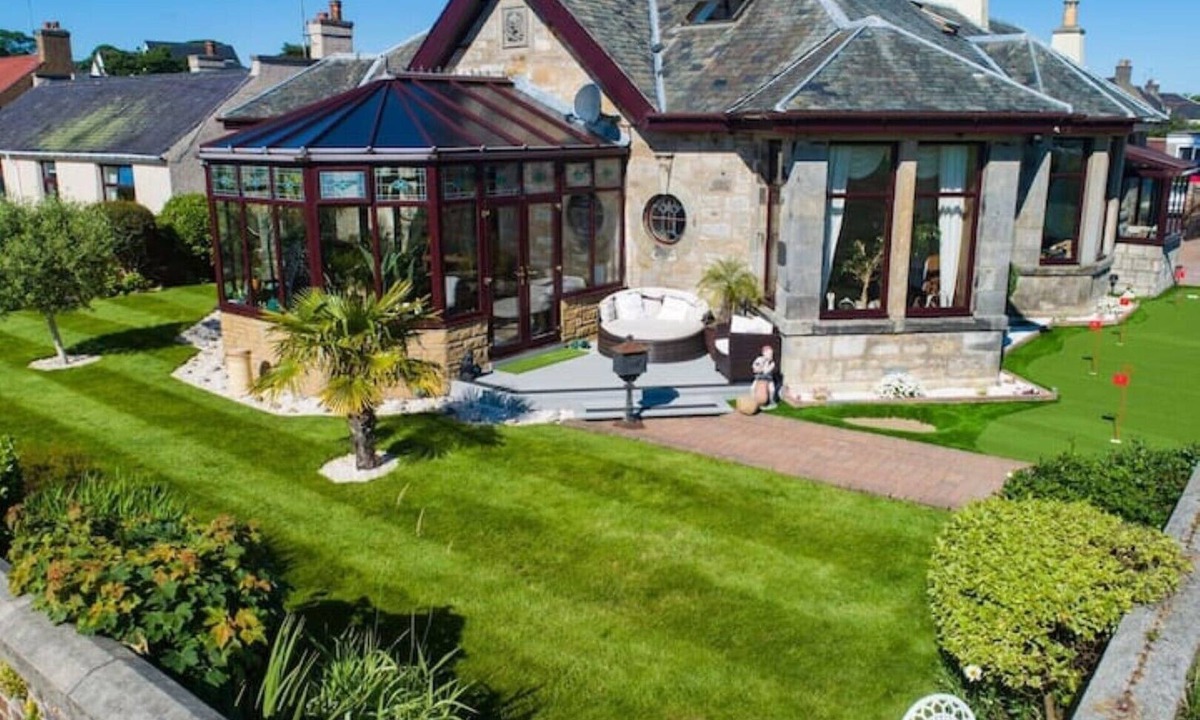 Leven Villa | Stunning Central Villa by Golf Course & Beach