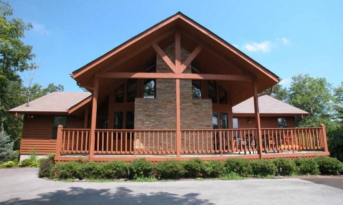 Chalet Village Ski Chalet | "STUNNING CHALET" -Perfect Location for Family Reunions, Retreats, & Gatherings.