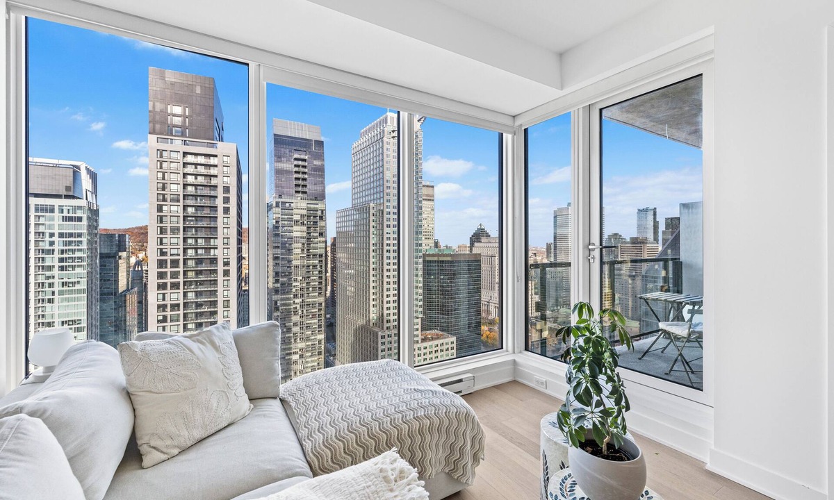 Downtown Montreal Apartment | Stunning city views luxurious condo in Montreal w/balcony & office space