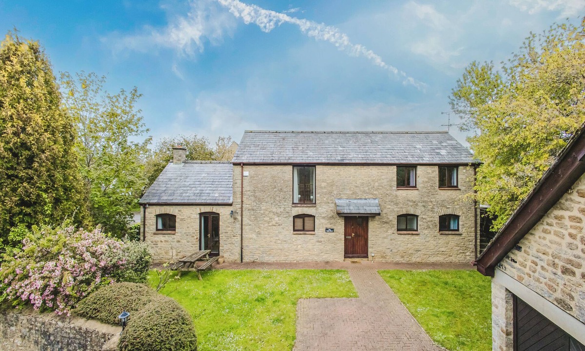 Kempsford House | Stunning Cotswolds Barn Conversion | Spacious for Groups & Families