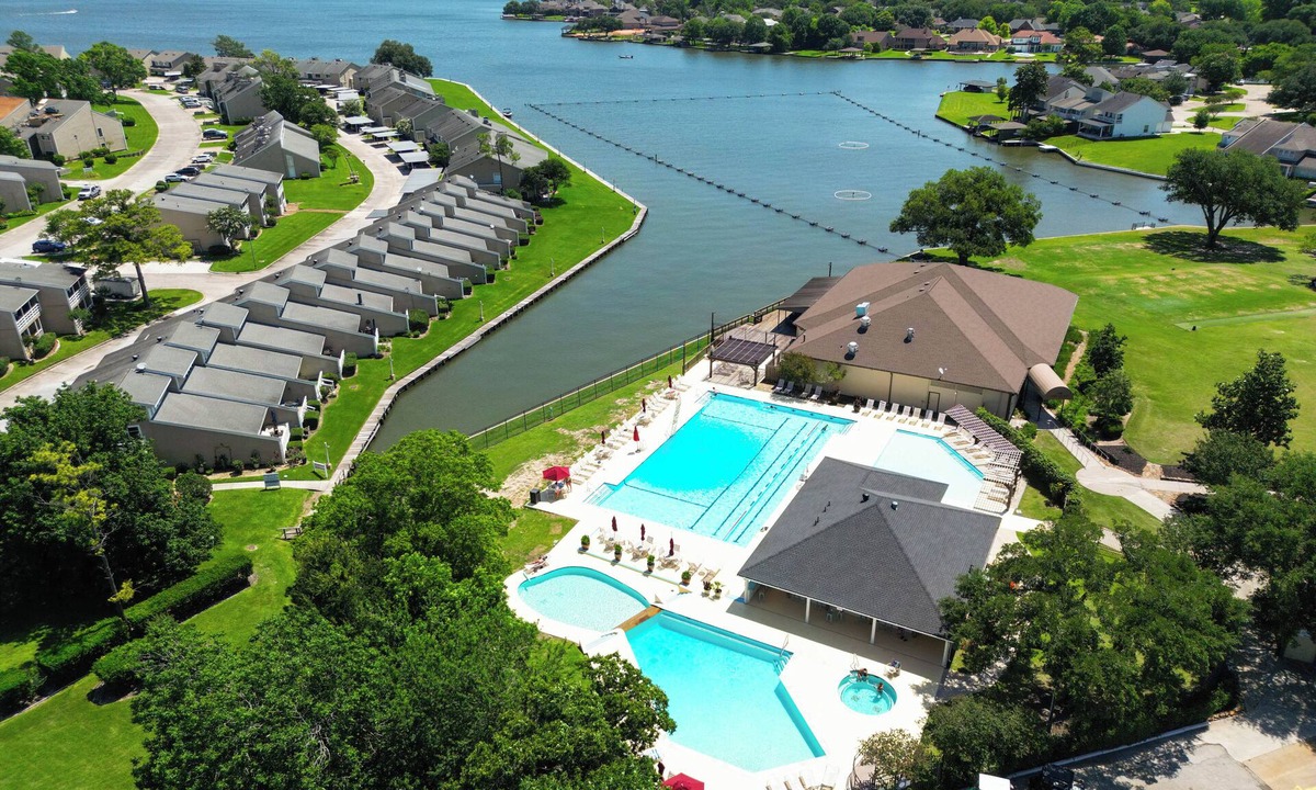 Montgomery House | Stunning CountryClub Lake Condo