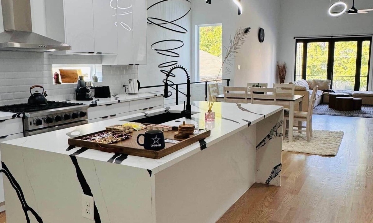 Old East Dallas Villa | Stunning Dallas Skyline Views! Luxury 3BR Villa w/Penthouse Loft & Rooftop