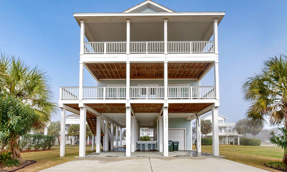 Pirates Beach West House | Stunning dog friendly home with beach view - steps to sand & restaurants
