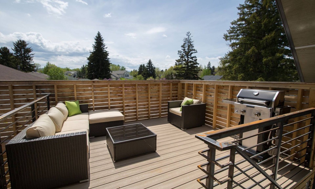 Bozeman Apartment | Stunning downtown studio with private deck and parking