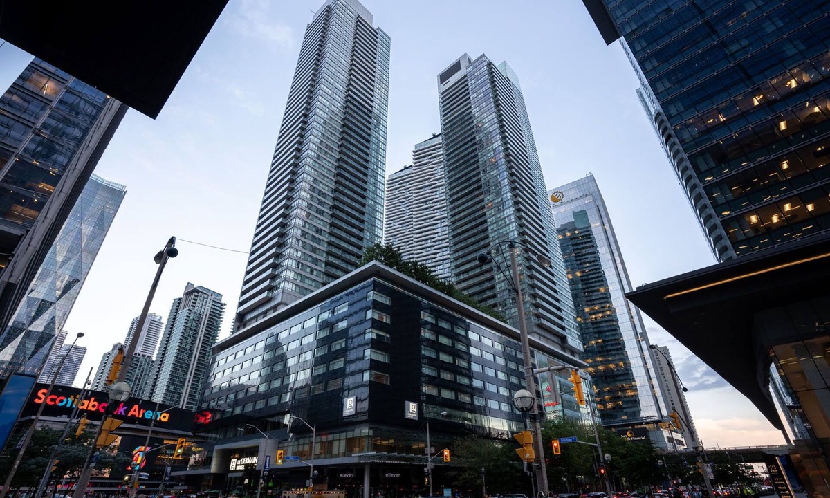 Toronto Entertainment District Condo | Stunning Downtown Toronto 2 Bedroom & 2 Washroom CN Tower/Lake Views