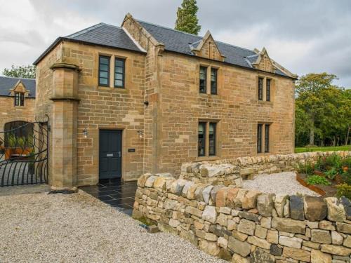 Ratho House | Stunning Edinburgh 1820s stables converted house