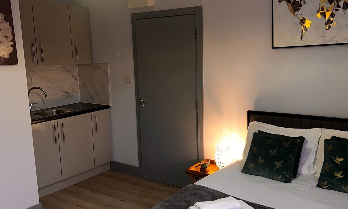 Evelyn Hotel | Stunning Ensuite Studio at Wolf’s House