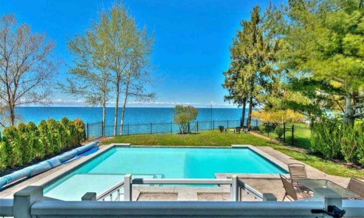 Louth Villa | Stunning estate on Lake Ontario