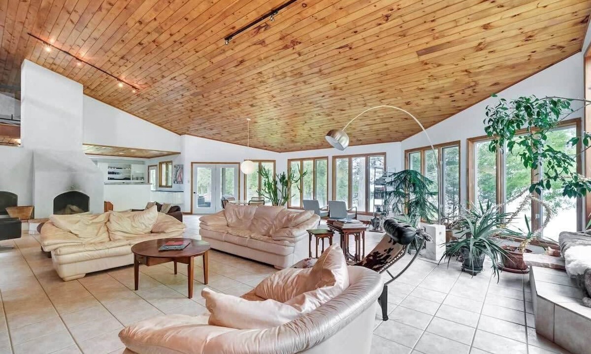 Lyndhurst House | Stunning European waterfront escape with hot tub