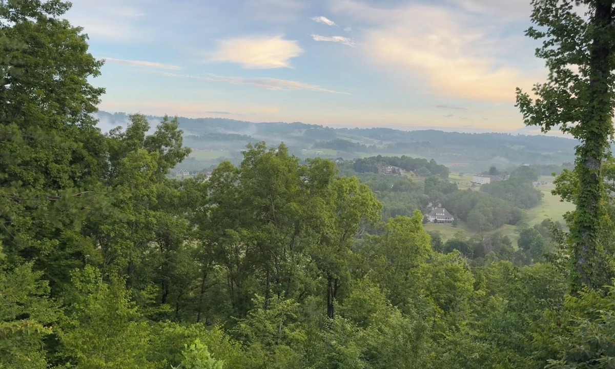 Tazewell Condo | Stunning Family Retreat overlooking Golf Course