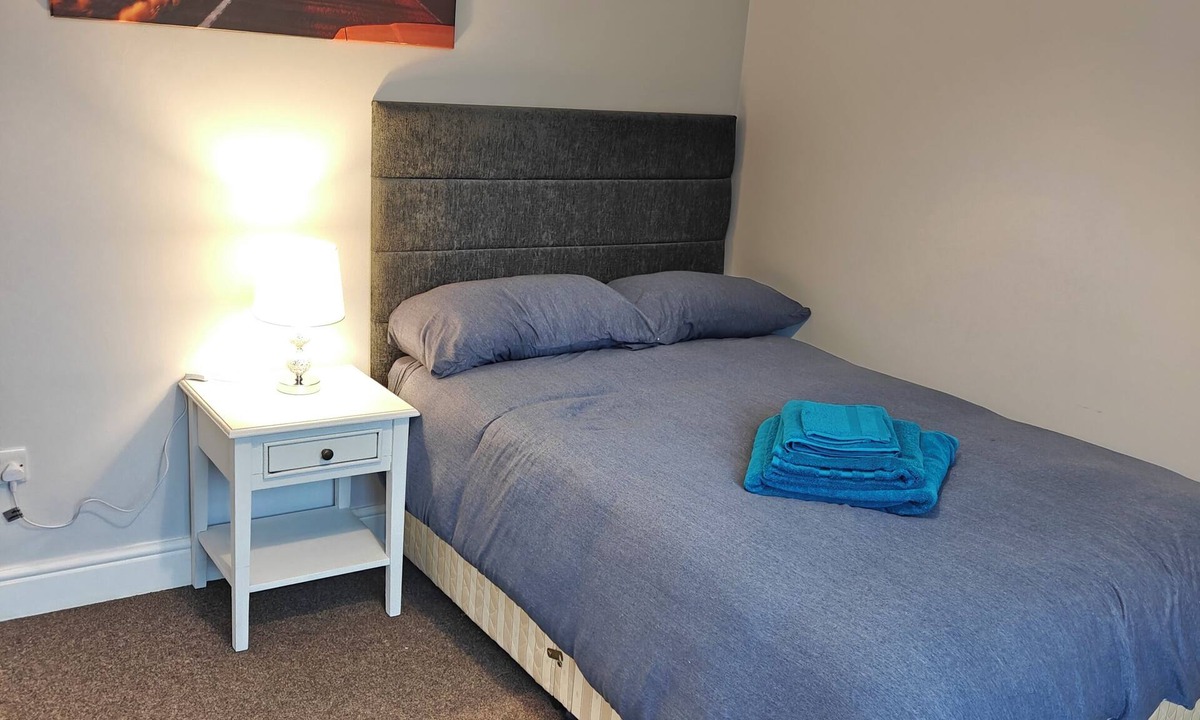 London Borough of Hounslow Apartment | Stunning first floor studio flat near Heathrow