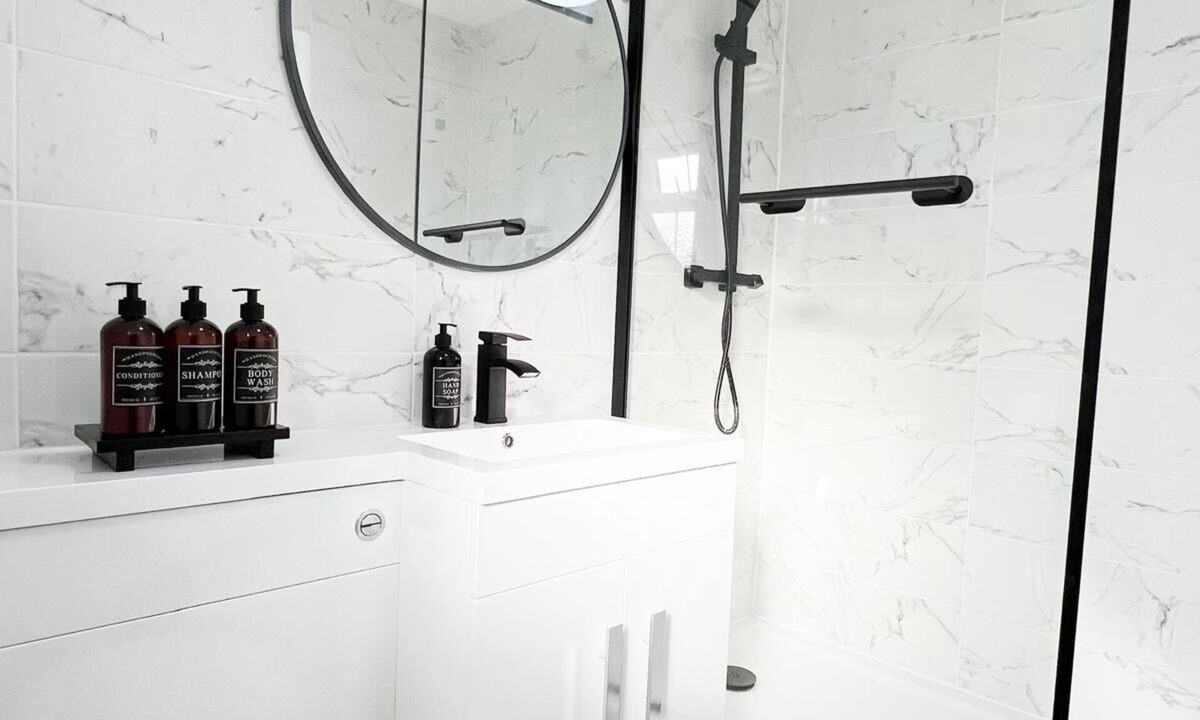 Custom House Apartment | Stunning Flat with own entrance