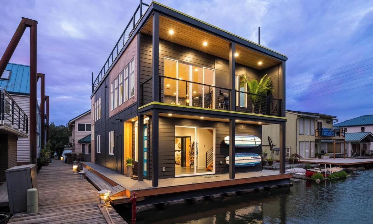 Lair Hill House | Stunning Floating Home on the Willamette River!