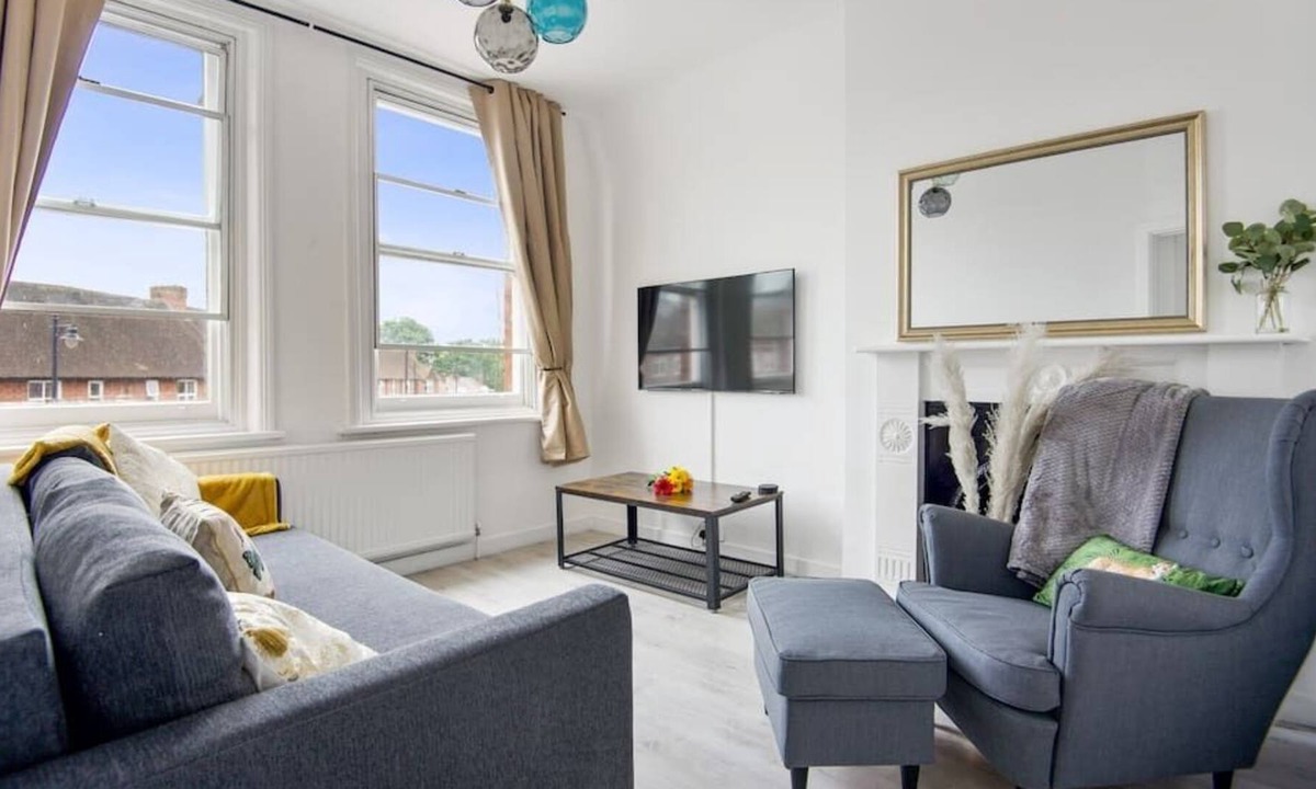 Twickenham Riverside Condo | Stunning Gem of Twickenham