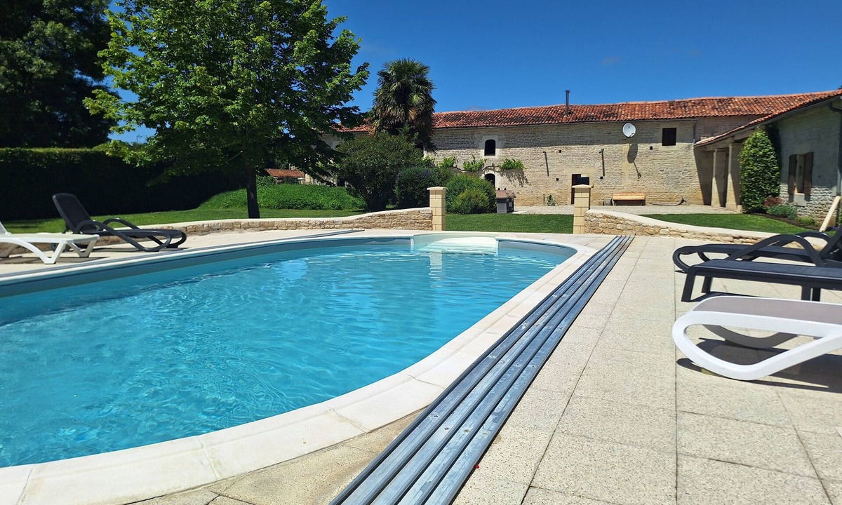 Mons House | Stunning gite With Shared Pool, Nr Matha & Cognac (ground floor also available)