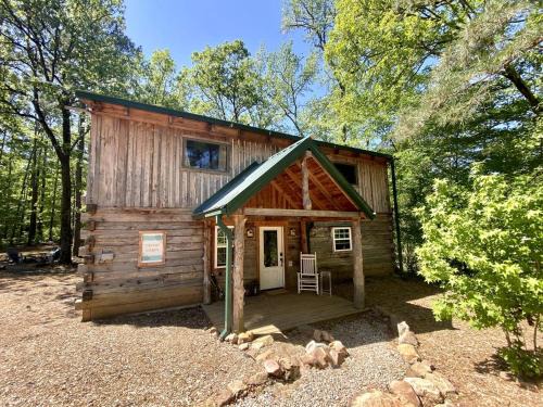 Boles House | Stunning Group Cabin with Beautiful Surroundings and Hiking Trails in Arkansas