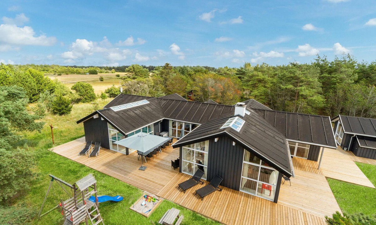 Skram House | Stunning home in ålbæk with WiFi